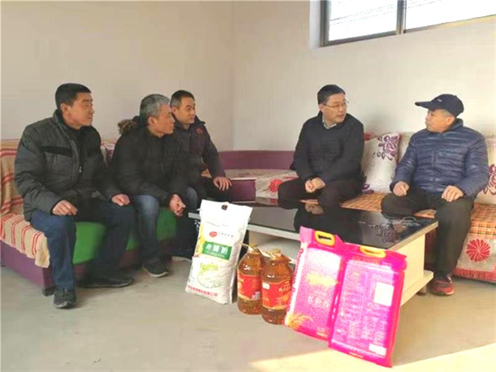 濟南產(chǎn)發(fā)集團節前走訪(fǎng)慰問(wèn)第一書(shū)記任職村困難群體
