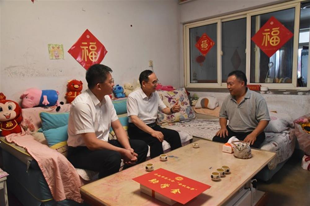 金秋助學(xué)，情暖人心 濟南市總工會(huì )領(lǐng)導走訪(fǎng)慰問(wèn)集團 困難職工及子女